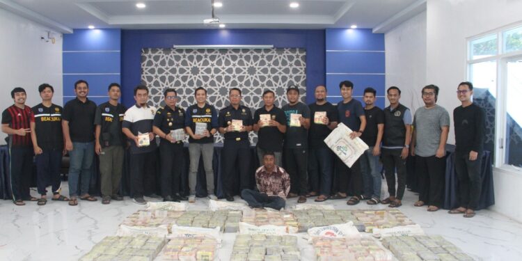 Petugas Bea Cukai Lhokseummawe bersama barang bukti narkotika. (Foto/Humas).