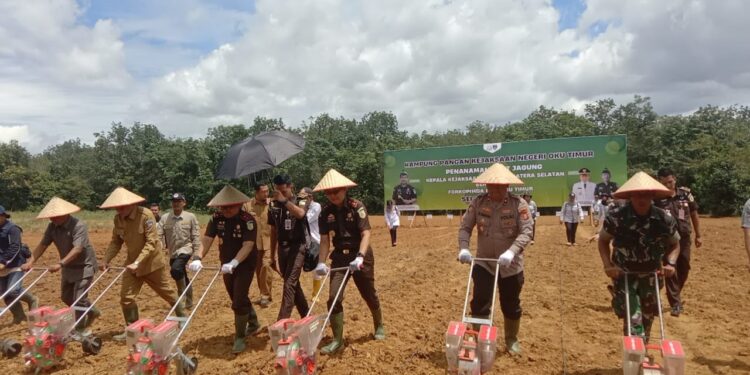 Kajati Sumsel Dr. Yulianto dalam sambutannya menuturkan penanaman jagung seluas 1 hektar. (Foto/Yesianti).