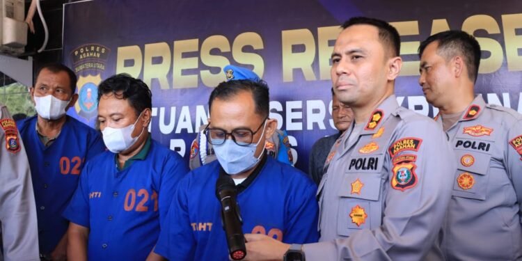 Para tersangka yang terjerat kasus judi sabung ayam diamankan di Polres Asahan. (Foto/Net).