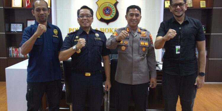 Kepala Kantor Bea dan Cukai Lhokseumawe, Agus Siswadi, foto bersama. (Foto/Humas).