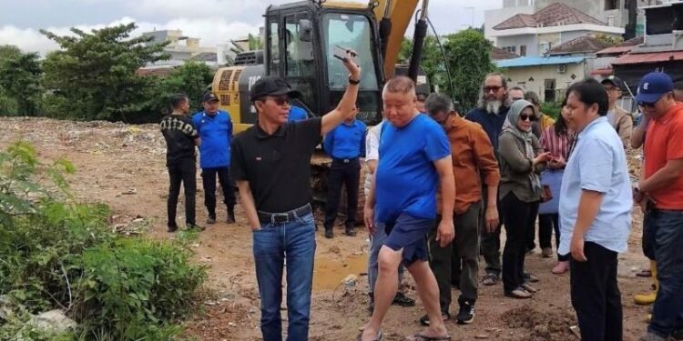 Li Khai (celana pendek), anggota DPRD Provinsi Kepri dari Partai Nasdem. (Foto/Dokummentasi).