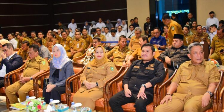 Bupati Kabupaten Bengkalis Kasmarni menghadiri penyerahan laporan Keuangan Dari BPK. (Foto/Kominfo).