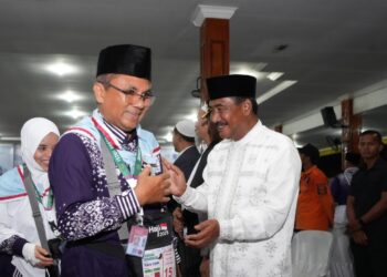 Wali Kota Binjai Amir Hamzah. menyalami salah seorang CJH Kota Binjai. (Foto/Dok).