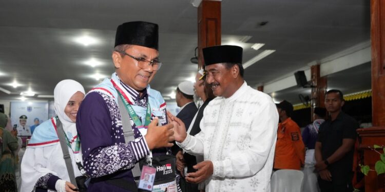 Wali Kota Binjai Amir Hamzah. menyalami salah seorang CJH Kota Binjai. (Foto/Dok).
