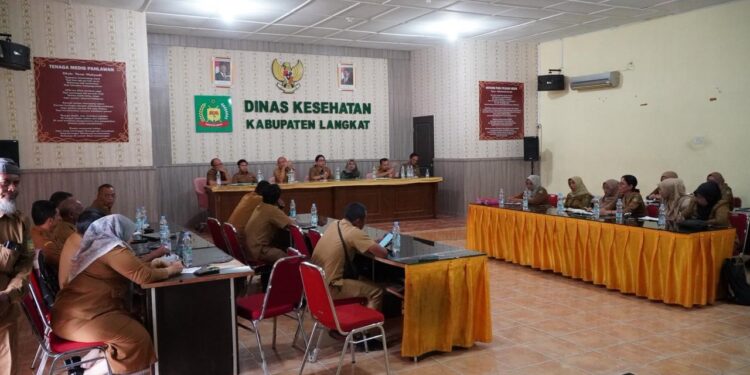 Kepala Dinas Kesehatan Kabupaten Langkat, dr. Juliana, MM, dan Plt. Kepala BKD Kabupaten Langkat. (Foto/Kominfo).