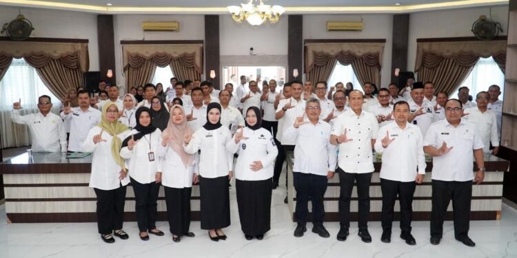 Wakil Bupati Langkat Tiorita Br Surbakti, SH foto bersama usai acara. (Foto/Diskominfo).