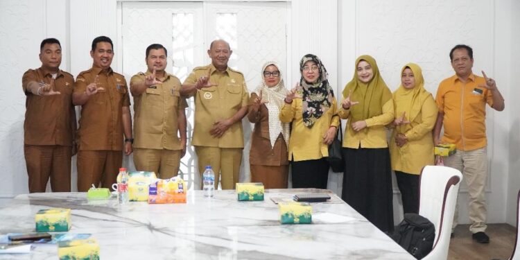 Bupati Langkat H. Syah Afandin, SH menerima audiensi dari Akademi Kebidanan (Akbid) Langkat . (Foto/Diskominfo).