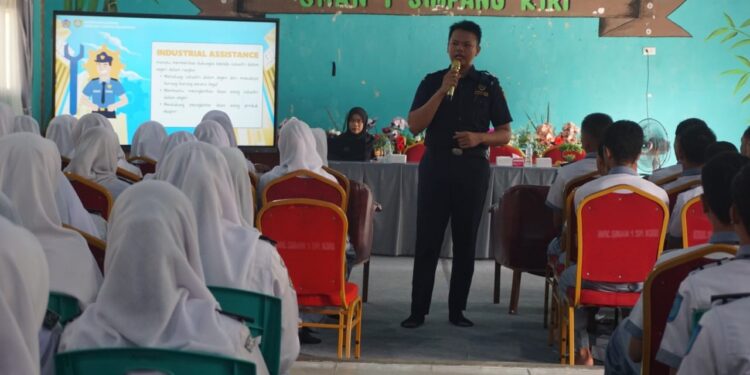 Bea Cukai Meolaboh edikasi anak pelajar dengan mengunjungi sejumlah sekolah. (Foto/Humas).