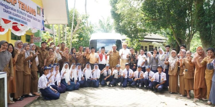 Bupati Langkat H. Syah Afandin, SH menyerahkan satu unit bus layanan sekolah gratis. (Foto/Kominfo).