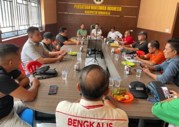 Pengurus Persatuan Wartawan Indonesia (PWI) Kabupaten Bengkalis melakukan rapat. (Foto/Darwis).