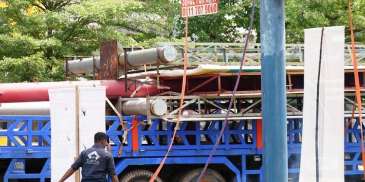 Petugas Tim Task Force Pemerintah Kota Batam sedang melakukan pembongkaran billboard ilegal).