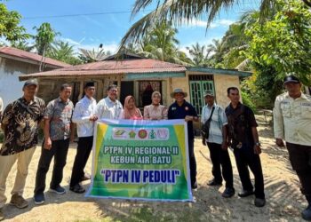 Manejemen beserta staf PTPN IV Regional II Kebun Air Batu serahkan bantuan 33 paket sembako. (Foto/Sabungan).