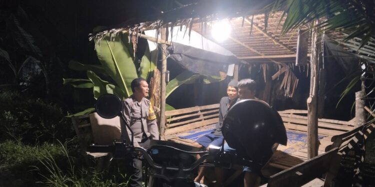 Bhabinkamtibmas Polsek Gebang Laksanakan Sambang Desa. (Foto/Ricardo).