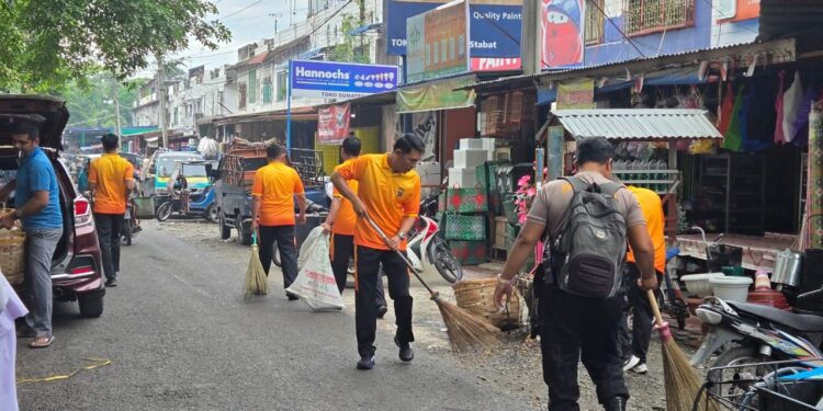 Polres Langkat Gelar Bakti Sosial Kebersihan di Pasar Baru Stabat Sambut Hari Bhayangkara ke-79. (Foto/Ricardo).