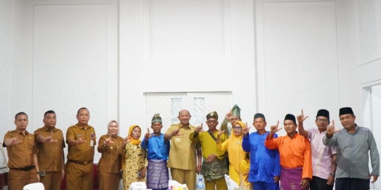 Bupati Langkat H. Syah Afandin, SH terima audensi Lembaga Adat Masyarakat Melayu Kabupaten Langkat. (Foto/Diskominfo).