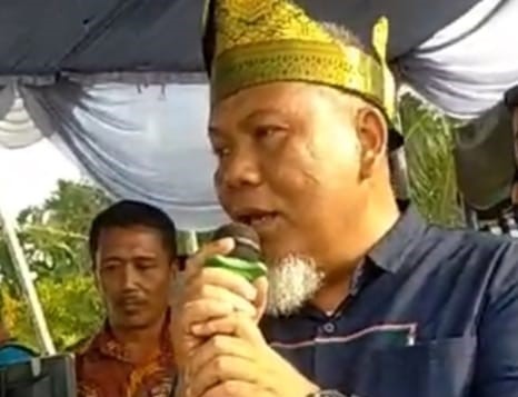 Ketua PAC Gerindra Kecamatan Secanggang Nazlan Syahputra pegang mik. (Foto/dok).