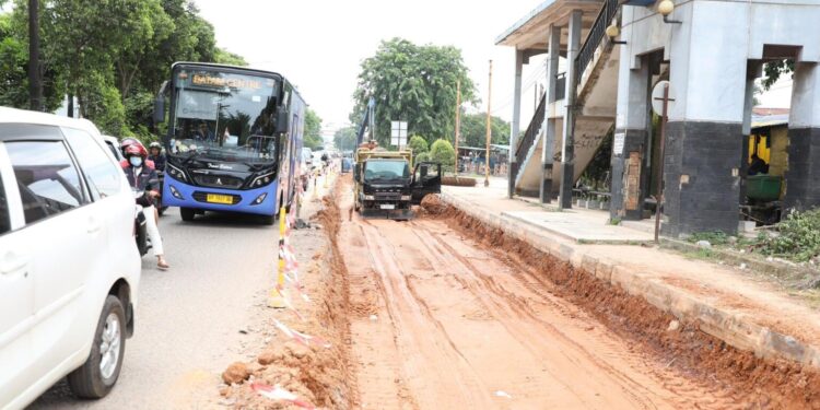 Wali Kota Batam, Amsakar Achmad, meninjau pelebaran Jalan Letjen Suprapto. (Foto/Dokumentasi).