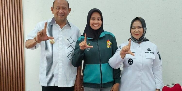 Atlet kebanggaan Kabupaten Langkat , Nadilla Khairani yang berhasil meraih medali emas pada ajang Pekan Olahraga Nasional (PON) XXI/2024 Aceh-Sumut. (Foto/Diskominfo Langkat)