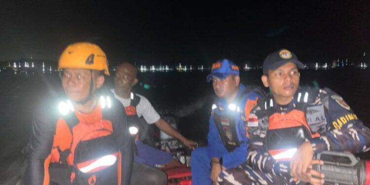 Tim SAR gabungan dari Basarnas, Polairud dan TNI AL melakukan pencarian terhadap korban kapal Long Boat yang tenggelam di selat Nenek, Perairan Kota Batam, Kepri, Rabu (25/6/2025).(Foto/Doc)