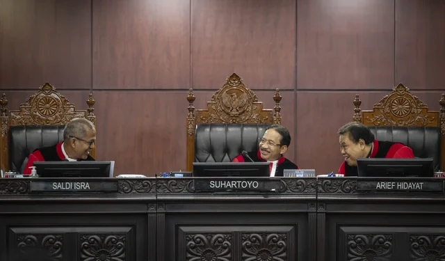 Ketua Mahkamah Konstitusi Suhartoyo, Wakil Ketua MK Saldi Isra, dan Hakim Konstitusi Arief Hidayat berbincang saat sidang pengucapan putusan sela (dismissal) sengketa Pilkada 2024 di Gedung Mahkamah Konstitusi, Jakarta, Selasa (4/2/2025). (Foto/Doc)