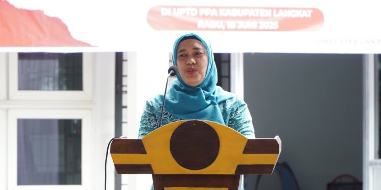 Ketua TP PKK Kabupaten Langkat, Ny. Endang Kurniasih Syah Afandin saat meresmikan inovasi pelayanan publik bertajuk “KITA CAKAP”. (Foto/Diskominfo Langkat)