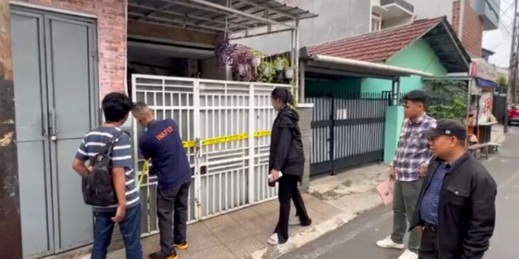 Sebuah rumah milik guru ngaji di kawasan Tebet, Jakarta Selatan (Jaksel) dipasangi police line atau garis polisi. (Foto/Doc)