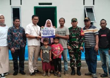 PT Timah serahkan tiga rumah layak huni bantu warga Karimun. (Foto/Doc)
