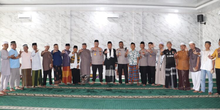 Kapolres Langkat Laksanakan Jumat Curhat di Mesjid Nurul Muslimin. (Foto/JR Siahaan)