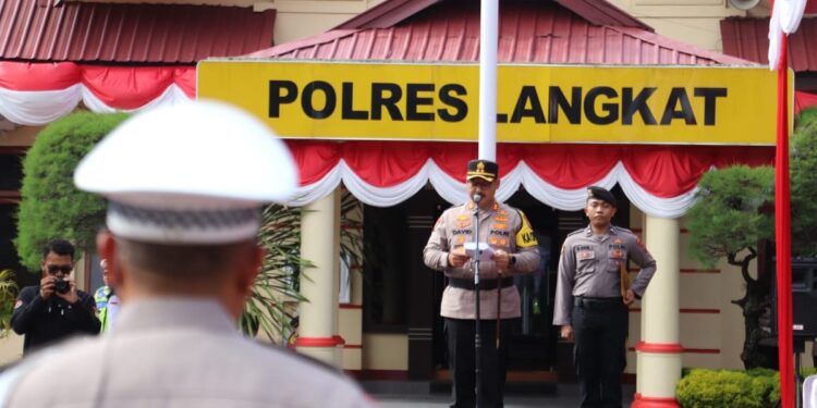 Kapolres Langkat Pimpin Apel Gelar Pasukan Dalam Rangka Ops Kepolisian Patuh Toba 2025. (Foto/JR Siahaan)
