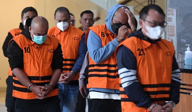 Sejumlah tahanan kasus korupsi tampak menggunakan masker saat memasuki gedung KPK. (Foto/Doc)