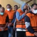 Sejumlah tahanan kasus korupsi tampak menggunakan masker saat memasuki gedung KPK. (Foto/Doc)