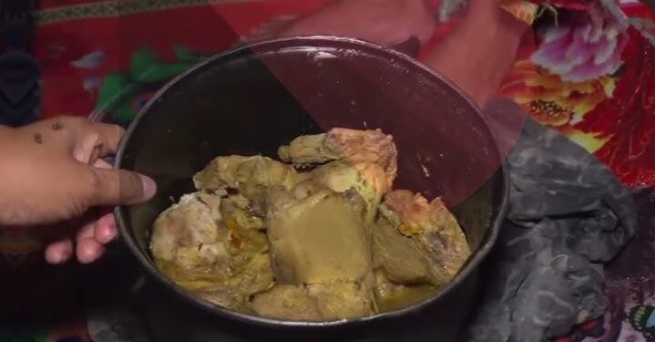 Bangkai ayam yang dimasak keluarga pemulung di Bandung. (Foto/Doc)