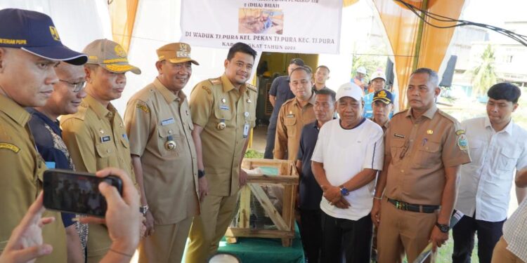 Bupati Langkat Dampingi Gubernur Sumut Tinjau Pengerukan Waduk Tanjung Pura. (Foto/Diskominfo Langkat)