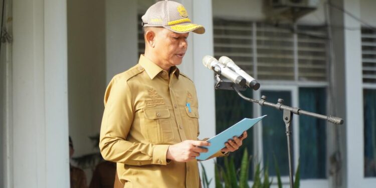 Sekretaris Daerah Kabupaten Langkat, H. Amril, S.Sos, M.AP, Memimpin Apel Gabungan ASN di halaman Kantor Bupati Langkat, Senin (7/7/2025) pagi. (Foto/Diskominfo Langkat)