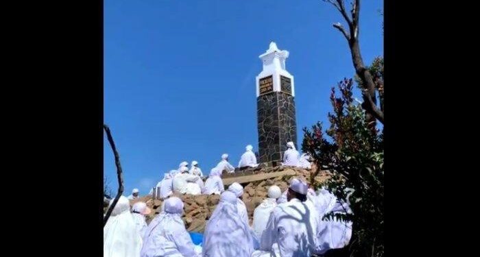 Puluhan Orang Berjubah Putih Lakukan Ritual di Puncak Gunung Lawu. (Foto/Doc)