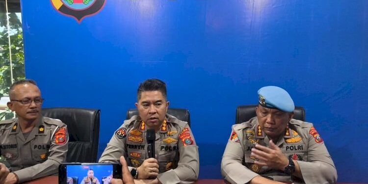 Kabid Humas Polda Sumut Kombes Pol Ferry Walintukan (tengah) didampingi pejabat Polda Sumut memberikan keterangan pers terkait viralnya mobil dinas Propam Polres Tapanuli Selatan yang dikemudikan anak di bawah umur, Senin, 7 Juli 2025. (Foto/Doc)