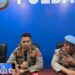Kabid Humas Polda Sumut Kombes Pol Ferry Walintukan (tengah) didampingi pejabat Polda Sumut memberikan keterangan pers terkait viralnya mobil dinas Propam Polres Tapanuli Selatan yang dikemudikan anak di bawah umur, Senin, 7 Juli 2025. (Foto/Doc)