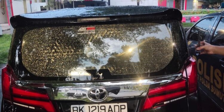 Mobil Alphard Milik Anggota DPRD Sumut Jadi Korban Lembar Batu. (Foto/Doc)