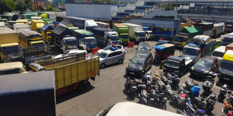 Kemacetan di Jalur Pelabuhan Ketapang - Gilimanuk Imbas Penundaan Pelayaran 15 Kapal. (Foto/Doc)
