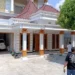 Salah satu rumah di Desa Pataan di Kecamatan Sambeng, Lamongan, Jawa Timur, yang dijuluki sebagai desa miliarder karena warganya sukses berjualan pecel lele. (Foto/Doc)