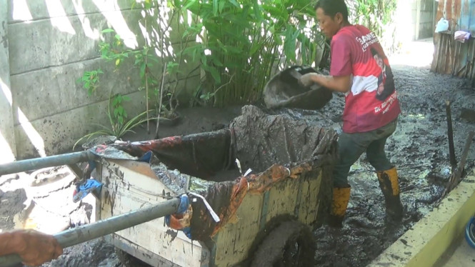 Semburan Lumpur Berwarna Hitam Mengkilat di Brebes. (Foto/Doc)