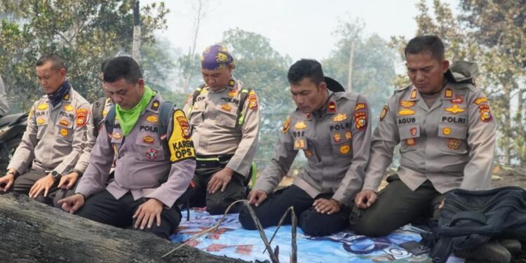 Polres Rohul Gelar Doa Minta Hujan di Tengah Perjuangan Padamkan Karhutla. (Foto/Doc)