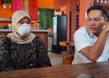 dr. Ratna Setia Asih didampingi tim penasihat hukumnya ketika melakukan jumpa pers di salah satu warkop di Kota Pangkalpinang setelah ditetapkan sebagai tersangka oleh Polda Babel, Kamis (24/7/2025). (Foto/Doc)