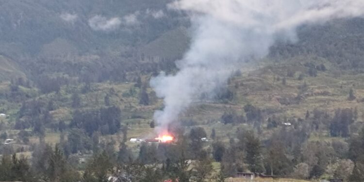 Tuding Jadi Pos Militer, KKB Bakar Rumah Bupati Puncak Elvis Tabuni. (Foto/Doc)