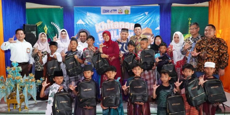 Ketua TP PKK Kabupaten Langkat, Hj. Endang Kurniasih Syah Afandin, menghadiri kegiatan sosial Khitanan Massal. (Foto/Diskominfo Langkat)