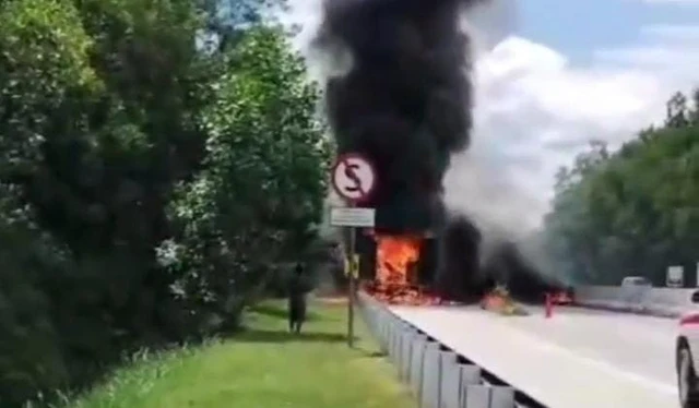 Truk Tronton Angkut Barang Elektronik Terbakar di Tol Terpeka. (Foto/Doc)