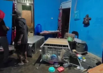 Rumah warga yang turut jadi sasaran amuk massa dari pihak Korban pembunuhan. (Foto/Doc)