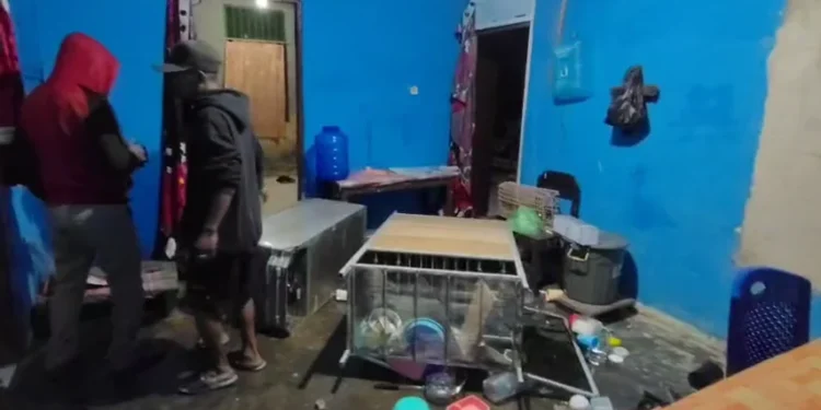Rumah warga yang turut jadi sasaran amuk massa dari pihak Korban pembunuhan. (Foto/Doc)