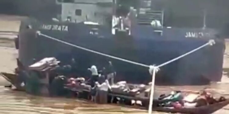 Kapal Tongkang Tabrak Perahu Berisi 34 Penumpang di Barito Utara. (Foto/Do)
