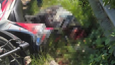 Korban tewas bersimbah darah di dekat motornya. (Foto/Doc)